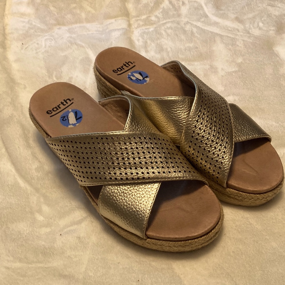 Earth Brand women’s 7.5 sandal slide gold leather upper jute around sole